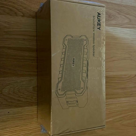 Brand new in box blue tooth wireless speaker - Picture 1 of 3